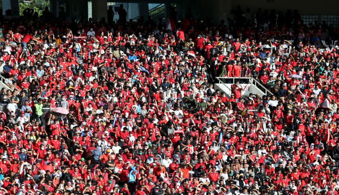 Suporter Indonesia saat menyaksikan laga Indonesia melawan Vietnam pada leg pertama semifinal Piala AFF 2022 di Stadion Utama Gelora Bung Karno, Jakarta, Jumat (6/1). Indonesia imbang 0-0 dengan Vietnam. - JPNN.com