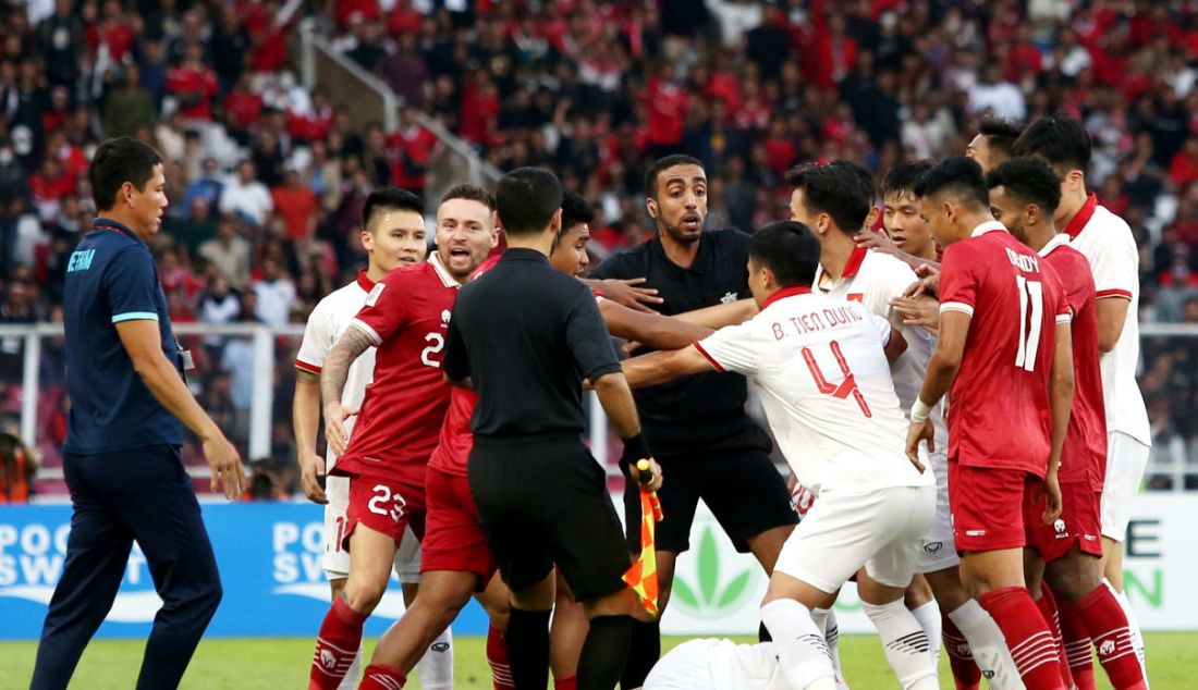 Wasit Omar Mubarak Mazaroua Al Yaqoubi (tengah) saat melerai pemain pada babak semifinal Piala AFF Cup 2022 di Stadion Utama Gelora Bung Karno, Jakarta, Jumat (6/1). - JPNN.com