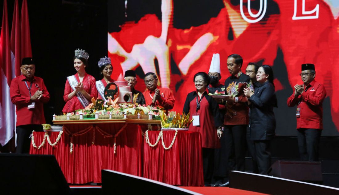 Ketua Umum PDIP Megawati Soekarnoputri bersama Presiden Joko Widodo, Wakil Presiden Ma'ruf Amin, dan Ketua DPR Puan Maharani pada perayaan HUT ke-50 PDIP di JIExpo, Kemayoran, Jakarta Pusat, Selasa (10/1). - JPNN.com