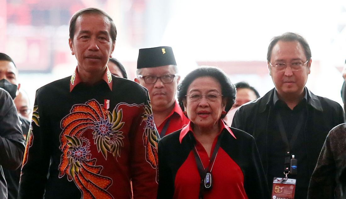 Presiden Joko Widodo bersama Ketua Umum PDIP Megawati Soekarnoputri dan putranya, M Prananda Prabowo, memasuki lokasi perayaan HUT ke-50 PDIP di JIExpo, Kemayoran, Jakarta Pusat, Selasa (10/1). - JPNN.com