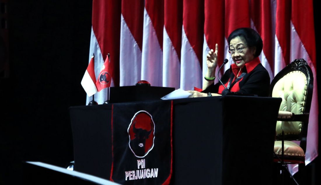 Ketua Umum PDIP Megawati Soekarnoputri berpidato pada perayaan HUT ke-50 PDIP di JIExpo, Kemayoran, Jakarta Pusat, Selasa (10/1). - JPNN.com