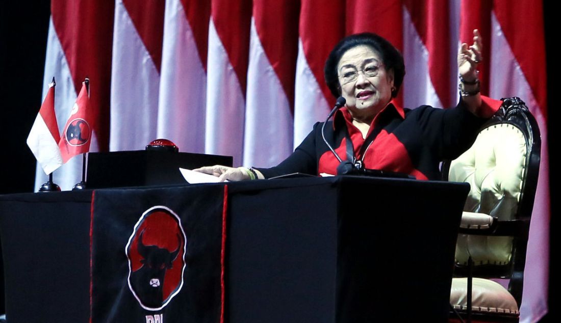 Ketua Umum PDIP Megawati Soekarnoputri berpidato pada perayaan HUT ke-50 PDIP di JIExpo, Kemayoran, Jakarta Pusat, Selasa (10/1). - JPNN.com