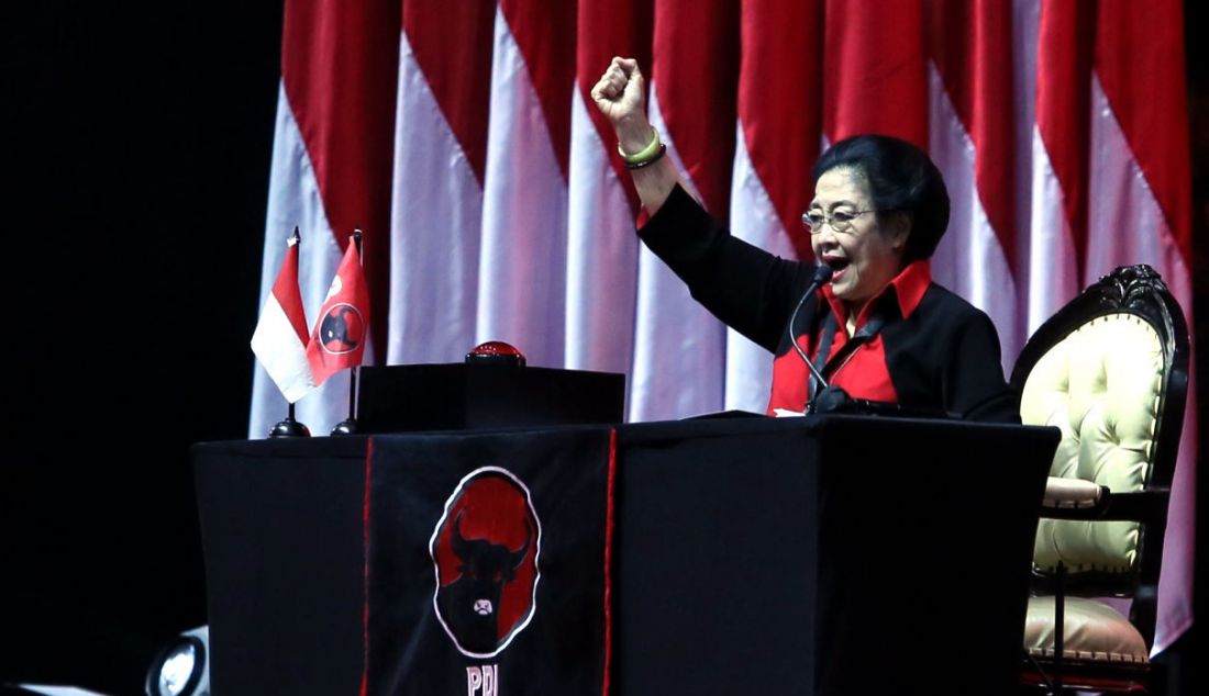 Ketua Umum PDIP Megawati Soekarnoputri berpidato pada perayaan HUT ke-50 PDIP di JIExpo, Kemayoran, Jakarta Pusat, Selasa (10/1). - JPNN.com