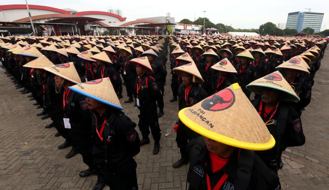 Ribuan anggota Satgas Chakra Buana PDIP saat melaksanakan apel untuk mengawal perayaan HUT ke-50 PDIP di JIExpo, Kemayoran, Jakarta, Selasa (10/1). - JPNN.com