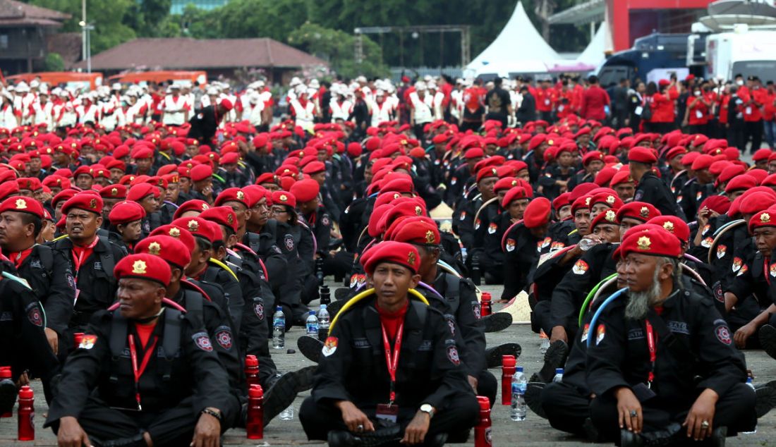 Ribuan anggota Satgas Chakra Buana PDIP saat melaksanakan apel untuk mengawal perayaan HUT ke-50 PDIP di JIExpo, Kemayoran, Jakarta, Selasa (10/1). - JPNN.com