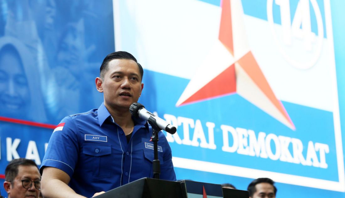 Ketua Umum Partai Demokrat Agus Harimurti Yudhoyono bersama jajaran pengurus DPP Partai Demokrat memberikan pandangan awal tahun dan isu terkini di DPP Demokrat, Jakarta, Kamis (12/1). AHY berharap tahapan pemilu bisa berjalan dengan lancar hingga 2024 dan juga meminta agar KPU dan Bawaslu bisa menjalankan amanah sebagai penyelenggara pemilu dengan independen dan netral. - JPNN.com