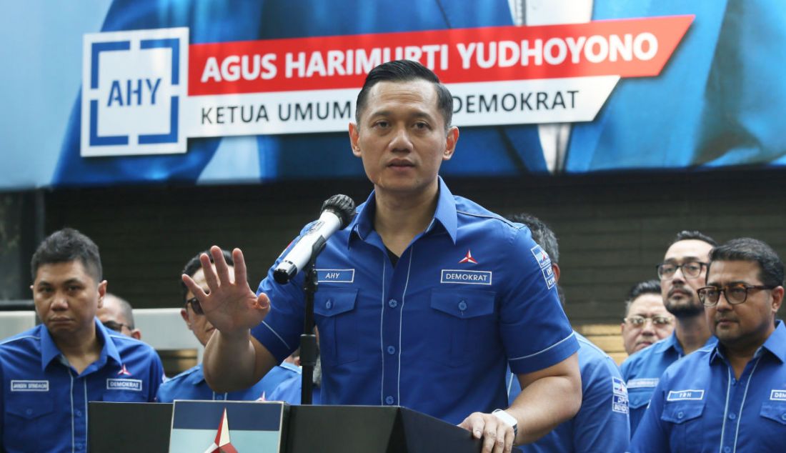 Ketua Umum Partai Demokrat Agus Harimurti Yudhoyono bersama jajaran pengurus DPP Partai Demokrat memberikan pandangan awal tahun dan isu terkini di DPP Demokrat, Jakarta, Kamis (12/1). AHY berharap tahapan pemilu bisa berjalan dengan lancar hingga 2024 dan juga meminta agar KPU dan Bawaslu bisa menjalankan amanah sebagai penyelenggara pemilu dengan independen dan netral. - JPNN.com