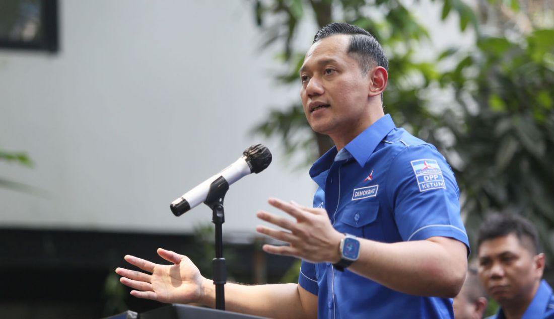 Ketua Umum Partai Demokrat Agus Harimurti Yudhoyono bersama jajaran pengurus DPP Partai Demokrat memberikan pandangan awal tahun dan isu terkini di DPP Demokrat, Jakarta, Kamis (12/1). AHY berharap tahapan pemilu bisa berjalan dengan lancar hingga 2024 dan juga meminta agar KPU dan Bawaslu bisa menjalankan amanah sebagai penyelenggara pemilu dengan independen dan netral. - JPNN.com