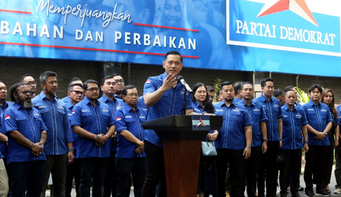 Ketua Umum Partai Demokrat Agus Harimurti Yudhoyono bersama jajaran pengurus DPP Partai Demokrat memberikan pandangan awal tahun dan isu terkini di DPP Demokrat, Jakarta, Kamis (12/1). AHY berharap tahapan pemilu bisa berjalan dengan lancar hingga 2024 dan juga meminta agar KPU dan Bawaslu bisa menjalankan amanah sebagai penyelenggara pemilu dengan independen dan netral. - JPNN.com