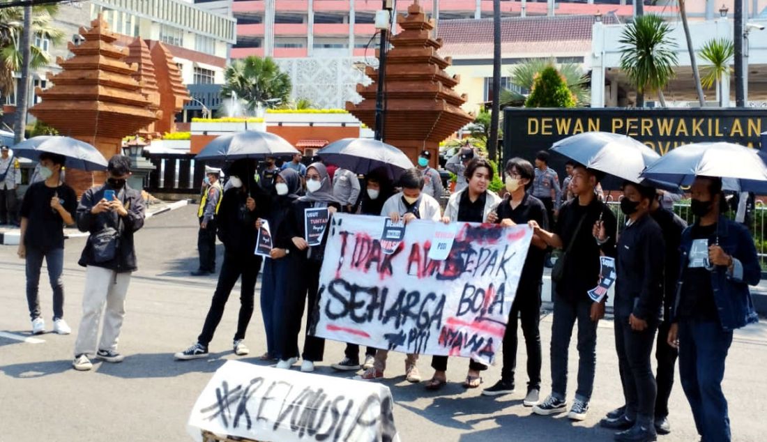 Puluhan suporter Persebaya Surabaya yang tergabung dalam Gerakan Sepak Bola untuk Rakyat (GSR) melakukan Aksi Menolak Lupa Tragedi Kanjuruhan di depan kantor DPRD Provinsi Jawa Timur, Kamis (12/1). Mereka membawa 'keranda mayat' PSSI sebagai simbol kondisi sepak bola Indonesia sedang bersedih karena matinya rasa keadilan atas tragedi yang yang menewaskan 135 orang itu dan mereka berharap segera diusut tuntas. - JPNN.com