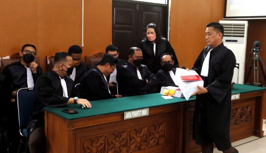 Jaksa penuntut umum membawa berkas tuntutan pada sidang kasus pembunuhan berencana Nofriansyah Yosua Hutabarat dengan terdakwa Ferdy Sambo di Pengadilan Negeri Jakarta Selatan, Jakarta, Selasa (17/1). - JPNN.com
