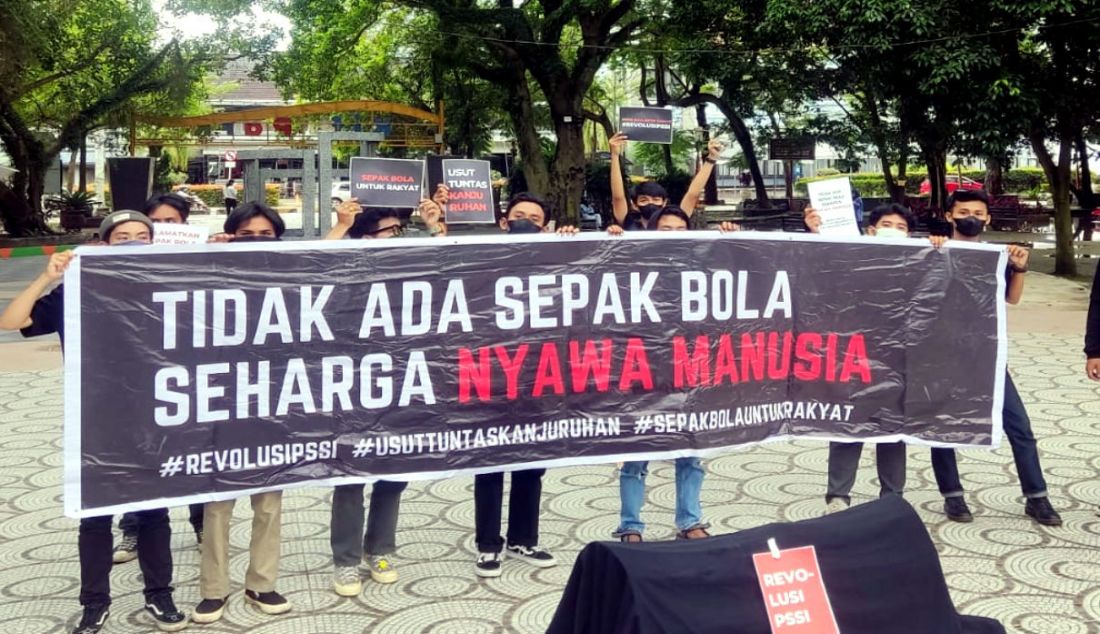 Puluhan suporter Sriwijaya FC yang tergabung dalam Gerakan Sepak Bola untuk Rakyat (GSR) melakukan Aksi Menolak Lupa Tragedi Kanjuruhan di area Bundaran Talang Semut, Kota Palembang, Kamis (19/1). Para pedemo melakukan aksi teatrikal dengan membawa keranda mayat yang bertuliskan revolusi PSSI sebagai simbol protes terhadap kondisi sepak bola Indonesia yang sedang bersedih setelah matinya rasa keadilan terhadap korban tragedi yang menewaskan 135 orang itu. - JPNN.com