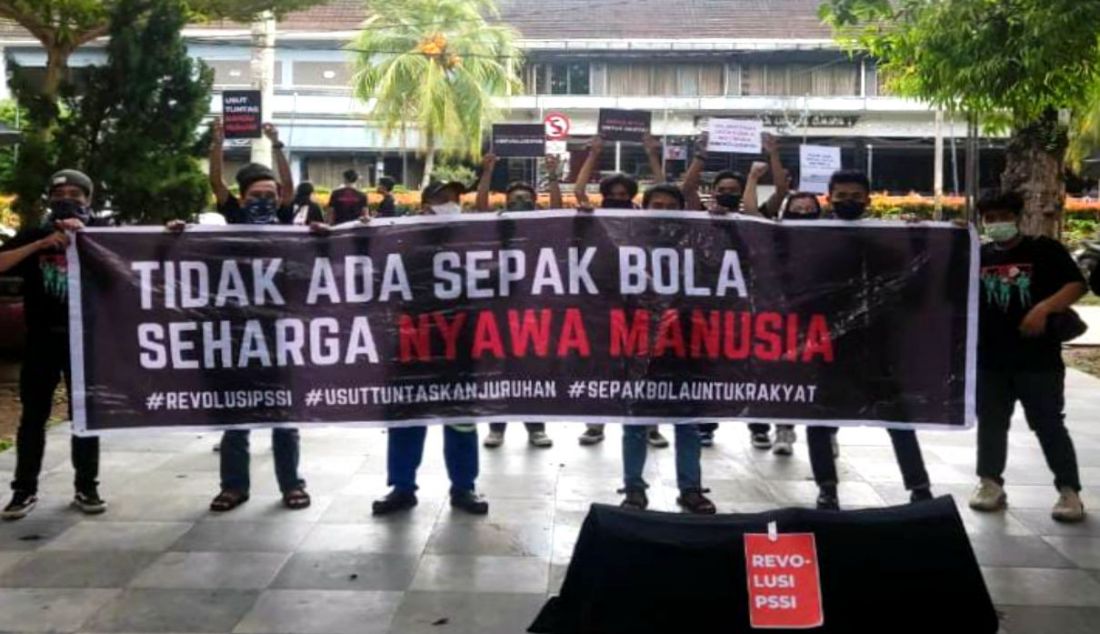 Puluhan suporter Sriwijaya FC yang tergabung dalam Gerakan Sepak Bola untuk Rakyat (GSR) melakukan Aksi Menolak Lupa Tragedi Kanjuruhan di area Bundaran Talang Semut, Kota Palembang, Kamis (19/1). Para pedemo melakukan aksi teatrikal dengan membawa keranda mayat yang bertuliskan revolusi PSSI sebagai simbol protes terhadap kondisi sepak bola Indonesia yang sedang bersedih setelah matinya rasa keadilan terhadap korban tragedi yang menewaskan 135 orang itu. - JPNN.com