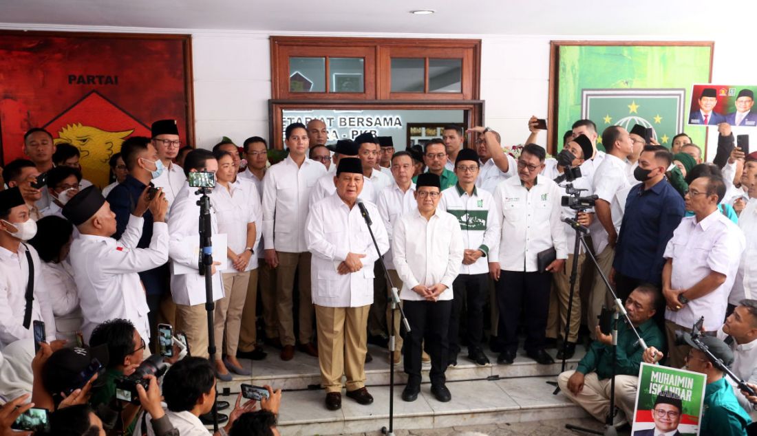 Ketua Umum Partai Gerindra Prabowo Subianto dan Ketua Umum PKB Muhaimin Iskandar saat meresmikan Sekretariat Bersama Gerindra-PKB, Jakarta, Senin (23/1). - JPNN.com