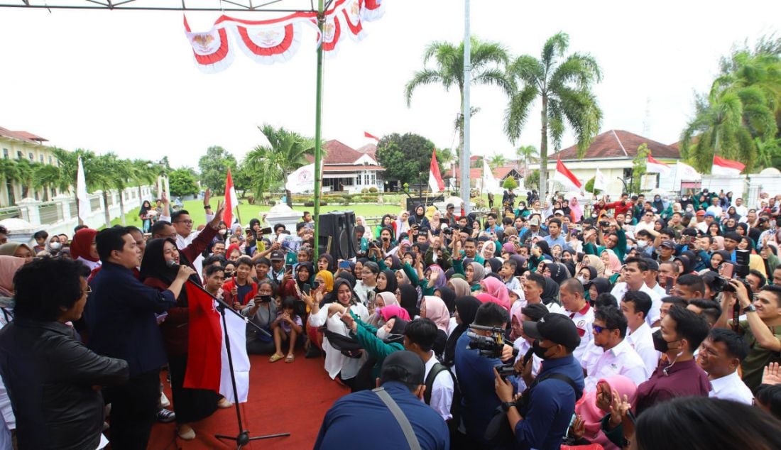 Menteri BUMN Erick Thohir melakukan orasi kebangsaan di depan ribuan masyarakat usai mengunjungi Rumah Pengasingan Bung Karno, Bengkulu, Selasa (24/1). - JPNN.com