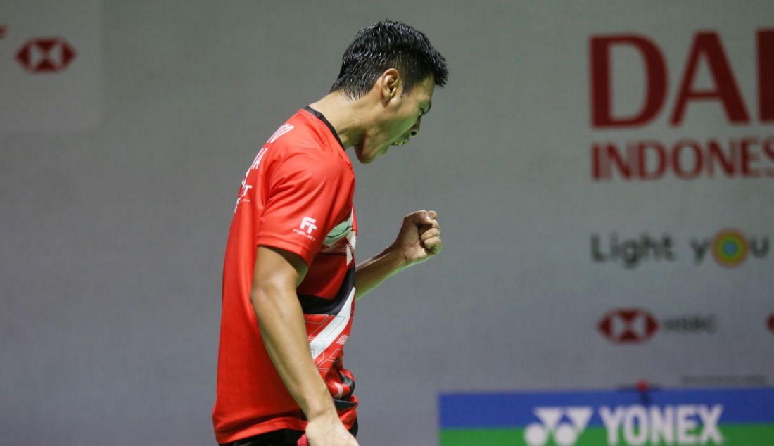 Pebulu tangkis putra Indonesia Shesar Hiren Rhustavito saat bertanding melawan Kidambi Srikanth pada turnamen Daihatsu Indonesia Masters 2023 di Istora Gelora Bung Karno, Jakarta, Rabu (25/1). Rhustavito mengalahkan Kidambi dengan skor 21-10, dan 24-22. - JPNN.com