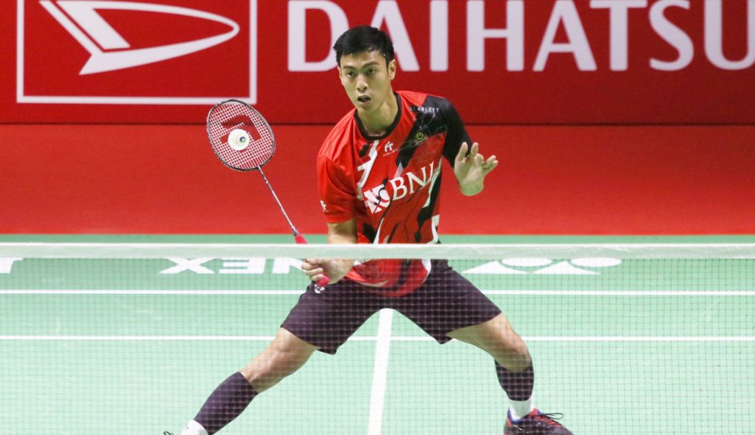 Tunggal putra Indonesia Shesar Hiren Rhustavito saat bertanding melawan Kidambi Srikanth di 32 Besar Daihatsu Indonesia Masters 2023 di Istora Gelora Bung Karno, Senayan, Jakarta, Rabu (25/1). - JPNN.com