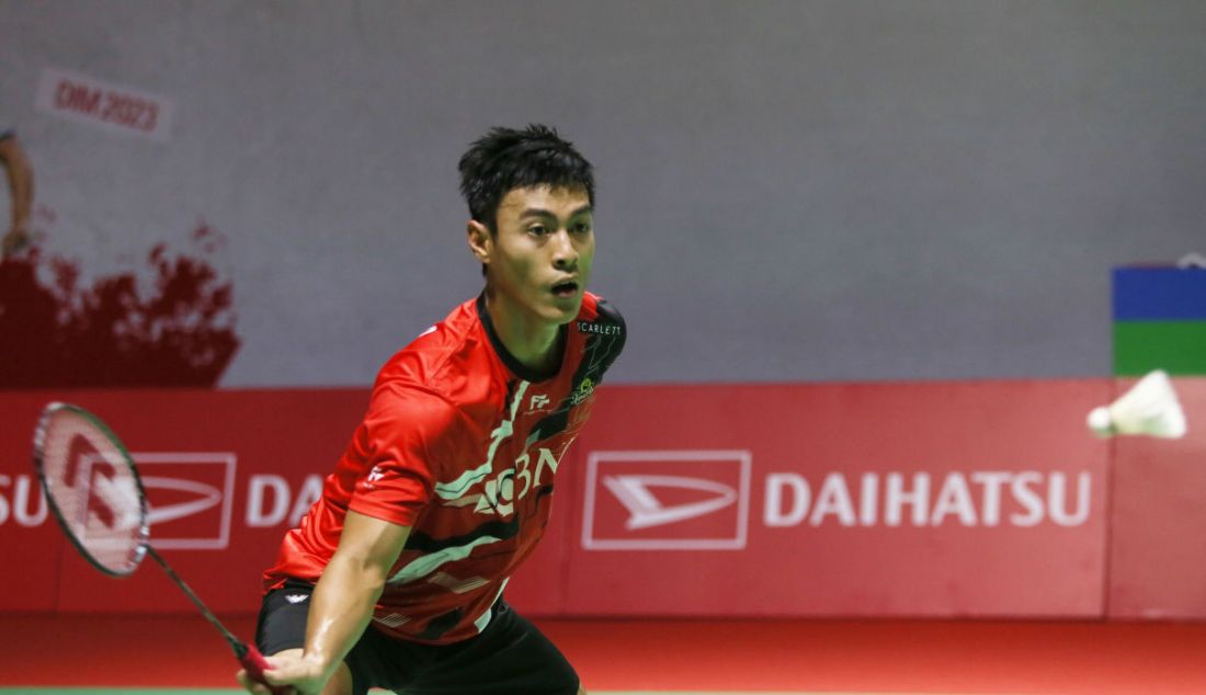 Tunggal putra Indonesia Shesar Hiren Rhustavito saat bertanding melawan Kidambi Srikanth di 32 Besar Daihatsu Indonesia Masters 2023 di Istora Gelora Bung Karno, Senayan, Jakarta, Rabu (25/1). - JPNN.com