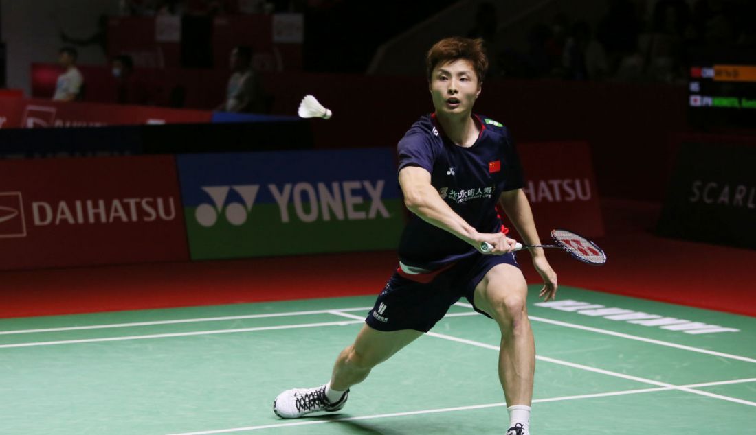 Tunggal putra China Shi Yu Qi saat bertanding melawan pemain Jepang Kento Momota pada Daihatsu Indonesia Masters 2023, di Istora Gelora Bung Karno, Jakarta, Rabu (25/1). Shi Yu Qi mengalahkan Kento Momota 21-18 dan 21-7. - JPNN.com