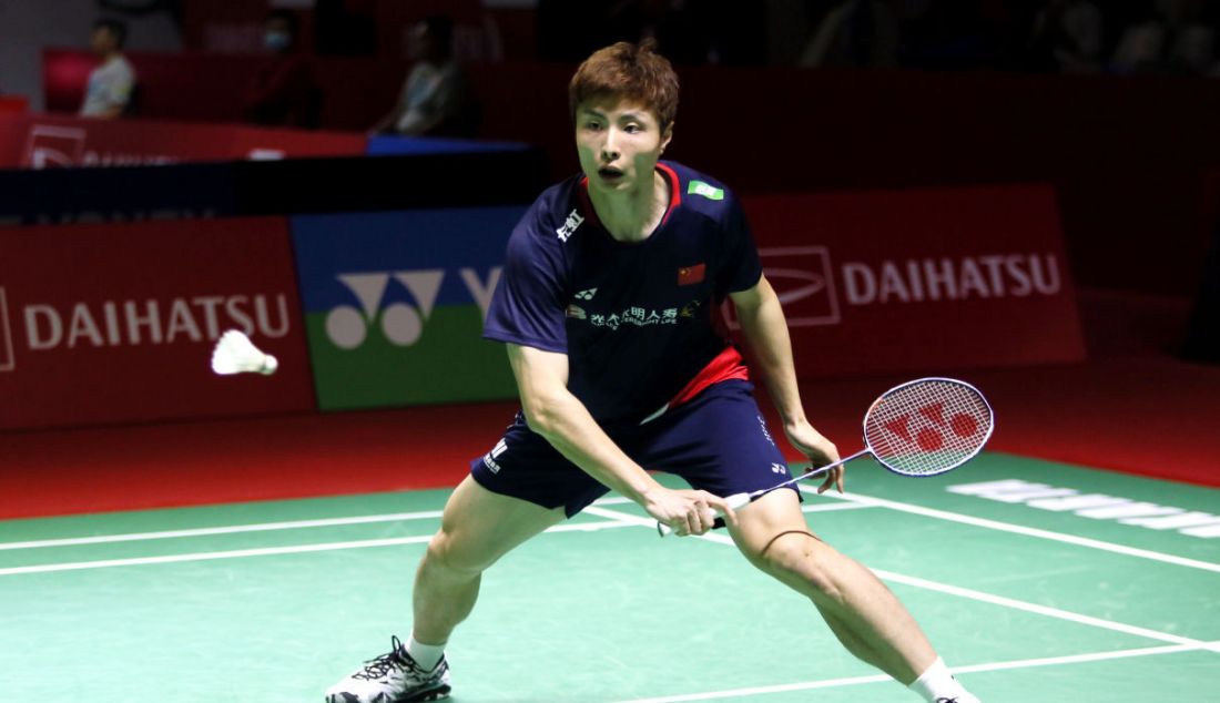 Tunggal putra China Shi Yu Qi saat bertanding melawan pemain Jepang Kento Momota pada Daihatsu Indonesia Masters 2023, di Istora Gelora Bung Karno, Jakarta, Rabu (25/1). Shi Yu Qi mengalahkan Kento Momota 21-18 dan 21-7. - JPNN.com