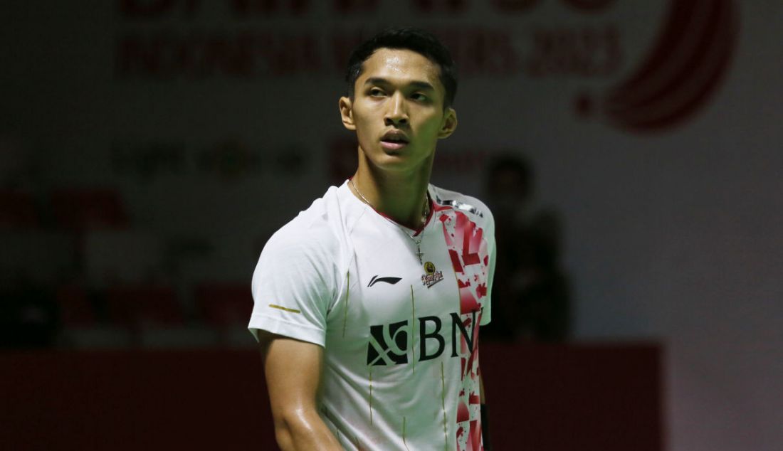 Tunggal putra Indonesia Jonatan Christie saat bertanding melawan pemain Irlandia Nhat Nguyen di babak pertama Daihatsu Indonesia Masters 2023 di Istora Gelora Bung Karno, Jakarta, Rabu (25/1). Jonatan Christie menang 21-23, 21-11 dan 21-6. - JPNN.com