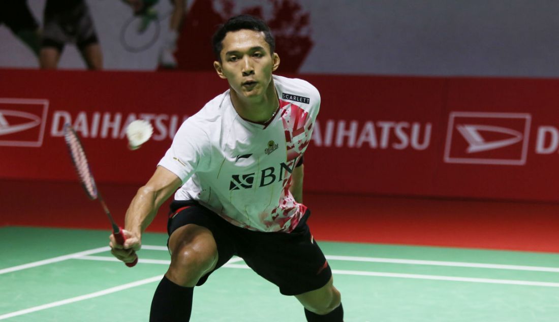 Tunggal putra Indonesia Jonatan Christie saat bertanding melawan pemain Irlandia Nhat Nguyen di babak pertama Daihatsu Indonesia Masters 2023 di Istora Gelora Bung Karno, Jakarta, Rabu (25/1). Jonatan Christie menang 21-23, 21-11 dan 21-6. - JPNN.com