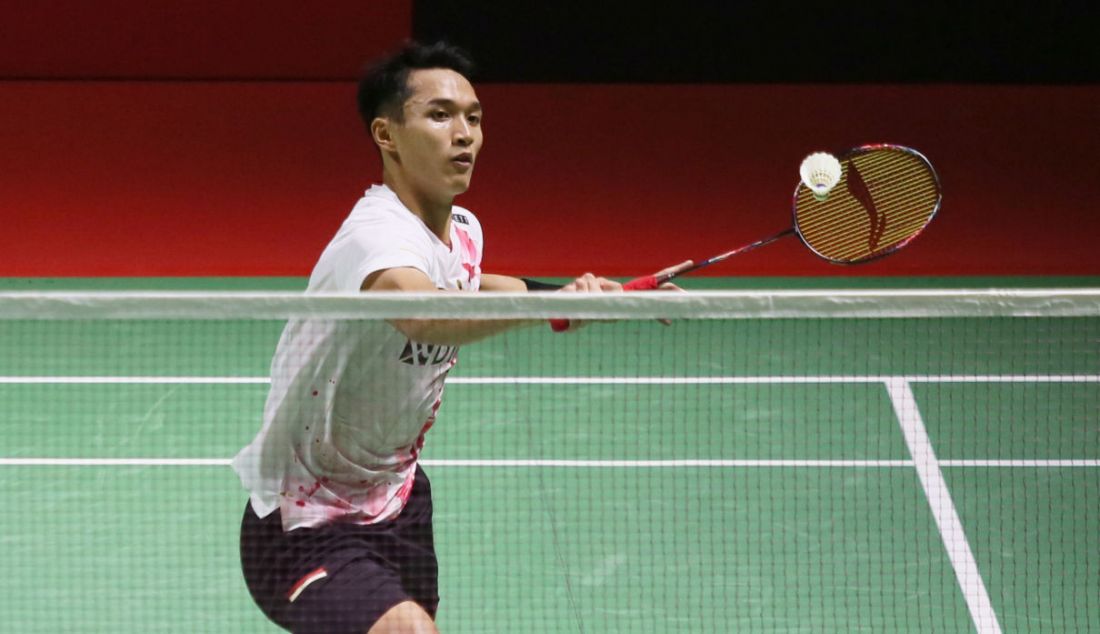 Tunggal putra Indonesia Jonatan Christie saat bertanding melawan pemain Irlandia Nhat Nguyen di babak pertama Daihatsu Indonesia Masters 2023 di Istora Gelora Bung Karno, Jakarta, Rabu (25/1). Jonatan Christie menang 21-23, 21-11 dan 21-6. - JPNN.com