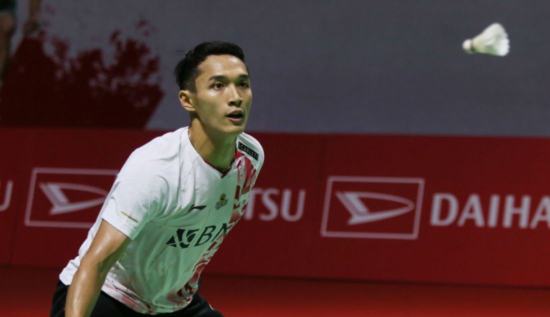 Tunggal putra Indonesia Jonatan Christie saat bertanding melawan pemain Irlandia Nhat Nguyen di babak pertama Daihatsu Indonesia Masters 2023 di Istora Gelora Bung Karno, Jakarta, Rabu (25/1). Jonatan Christie menang 21-23, 21-11 dan 21-6. - JPNN.com