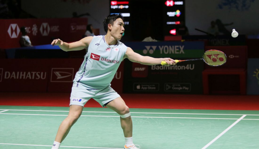 Tunggal putra Jepang Kento Momota saat bertanding melawan pemain China Shi Yu Qi pada turnamen Daihatsu Indonesia Masters 2023 di Istora Gelora Bung Karno, Jakarta, Rabu (25/1). - JPNN.com