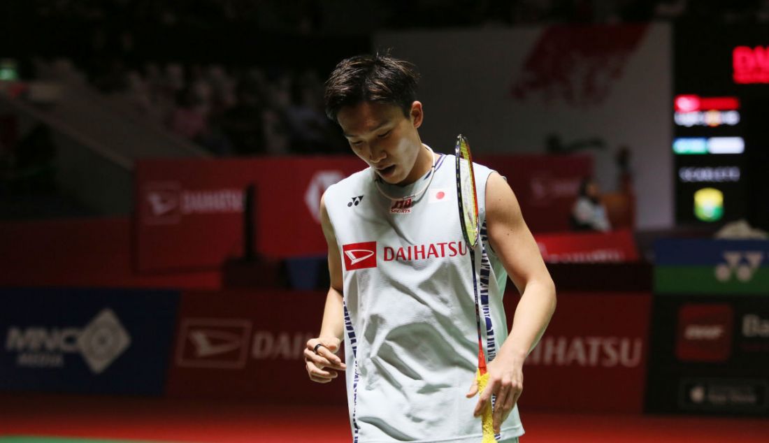 Tunggal putra Jepang Kento Momota saat bertanding melawan pemain China Shi Yu Qi pada turnamen Daihatsu Indonesia Masters 2023 di Istora Gelora Bung Karno, Jakarta, Rabu (25/1). - JPNN.com