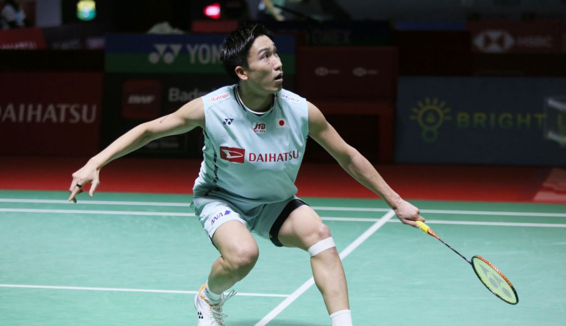 Tunggal putra Jepang Kento Momota saat bertanding melawan pemain China Shi Yu Qi pada turnamen Daihatsu Indonesia Masters 2023 di Istora Gelora Bung Karno, Jakarta, Rabu (25/1). - JPNN.com