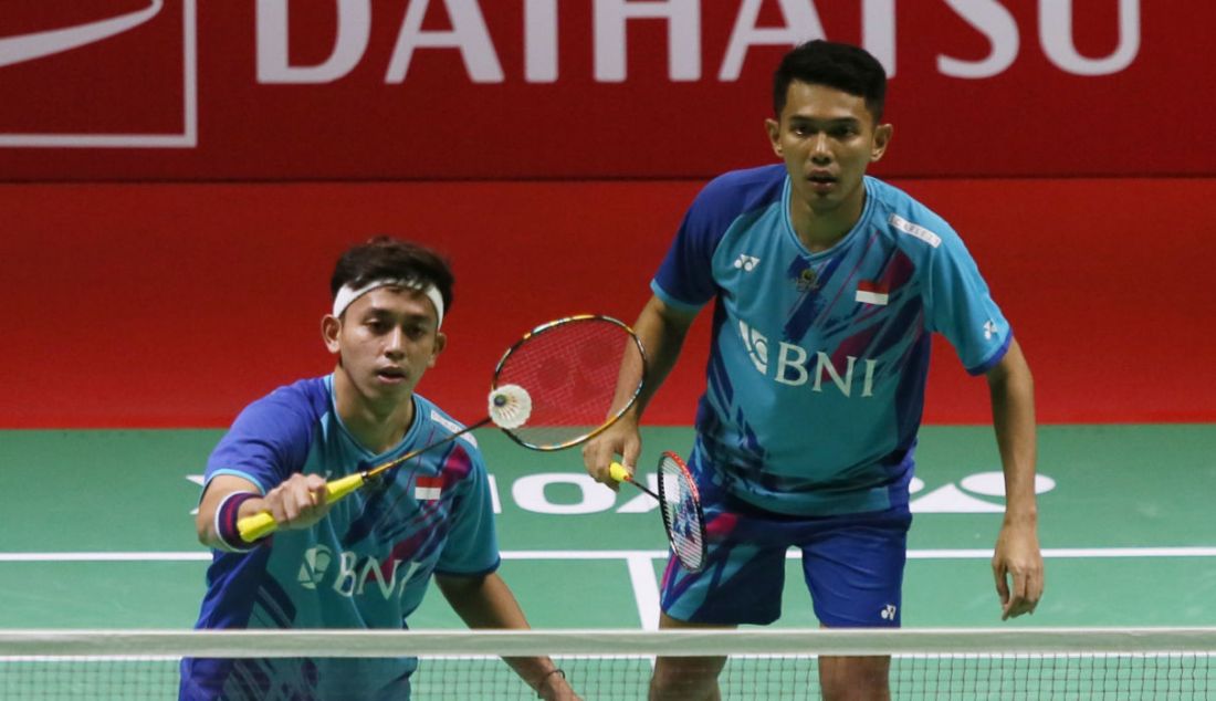 Pebulu tangkis ganda putra Indonesia Fajar Alfian dan Muhammad Rian Ardianto saat bertanding melawan Pebulu tangkis ganda putra Taiwan Chang Ko-Chi dan Po Li-Wei pada turnamen Daihatsu Indonesia Masters 2023 di Istora Gelora Bung Karno, Jakarta, Kamis (26/1). Fajar Alfian dan Muhammad Rian Ardianto mengalahkan Chang Ko-Chi dan Po Li-Wei dengan skor 13-21, 21-9 dan 21-14. - JPNN.com