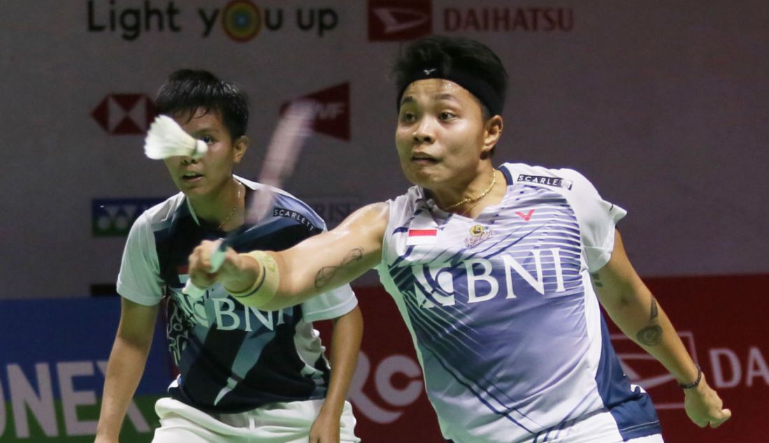 Ganda putri Indonesia Apriyani Rahayu dan Siti Fadia Silva Ramadhanti saat bertanding melawan duo Taiwan Hu Ling Fang dan Lin Xiao Min pada 16 Besar Daihatsu Indonesia Masters 2023 di Istora Gelora Bung Karno, Jakarta, Kamis (26/1). Apriyani dan Fadia menang 22-20 dan 21-16. - JPNN.com