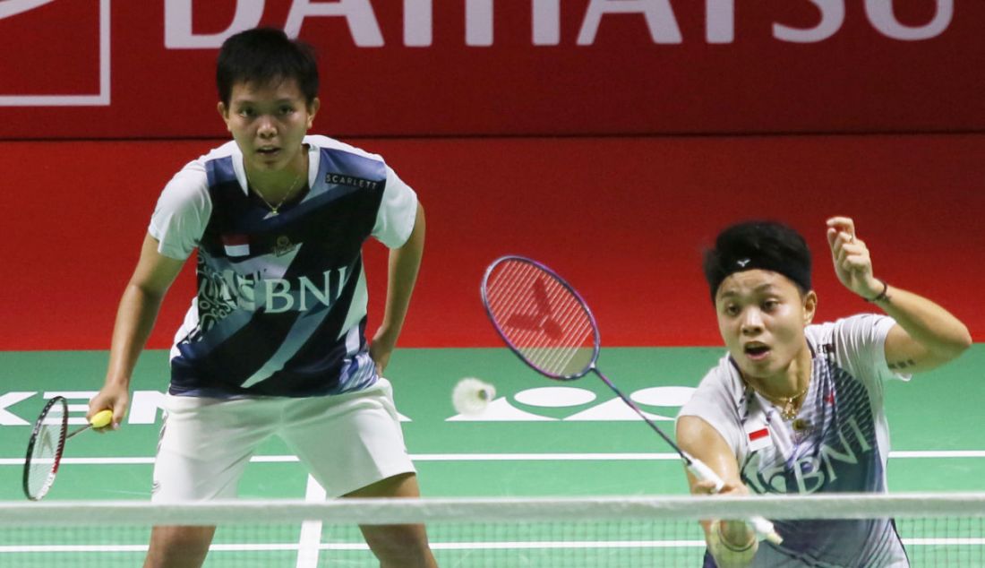 Ganda putri Indonesia Apriyani Rahayu (kanan) dan Siti Fadia Silva Ramadhanti saat beraksi di Daihatsu Indonesia Masters 2023. - JPNN.com