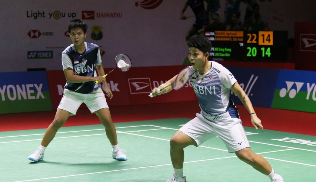 Ganda putri Indonesia Apriyani Rahayu dan Siti Fadia Silva Ramadhanti saat bertanding melawan duo Taiwan Hu Ling Fang dan Lin Xiao Min pada 16 Besar Daihatsu Indonesia Masters 2023 di Istora Gelora Bung Karno, Jakarta, Kamis (26/1). Apriyani dan Fadia menang 22-20 dan 21-16. - JPNN.com