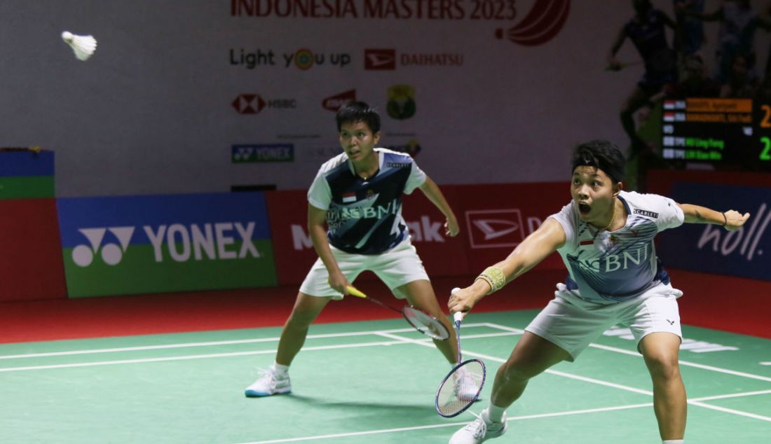 Ganda putri Indonesia Apriyani Rahayu dan Siti Fadia Silva Ramadhanti saat bertanding melawan duo Taiwan Hu Ling Fang dan Lin Xiao Min pada 16 Besar Daihatsu Indonesia Masters 2023 di Istora Gelora Bung Karno, Jakarta, Kamis (26/1). Apriyani dan Fadia menang 22-20 dan 21-16. - JPNN.com