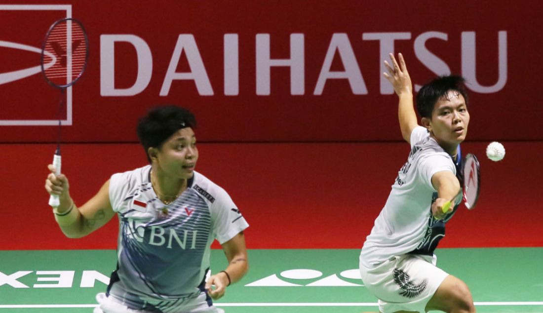 Ganda putri Indonesia Apriyani Rahayu (kiri) dan Siti Fadia Silva Ramadhanti lulus ke perempat final Daihatsu Indonesia Masters 2023. - JPNN.com