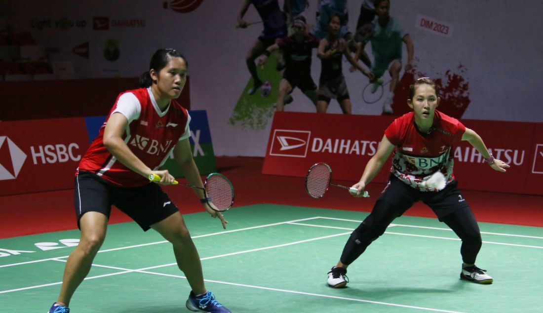 Pebulu tangkis ganda putri Indonesia Lanny Tria Mayasari dan Ribka Sugiarto saat bertanding melawan pebulu tangkis ganda Putri India Tanisha Crasto dan Ashwini Ponnappa pada turnamen Daihatsu Indonesia Masters 2023 di Istora Gelora Bung Karno, Jakarta, Kamis (26/1). Lanny Tria Mayasari dan Ribka Sugiarto kalah atas Tanisha Crasto dan Ashwini Ponnappa dengan skor 21-19, 18-21 dan 21-23. - JPNN.com