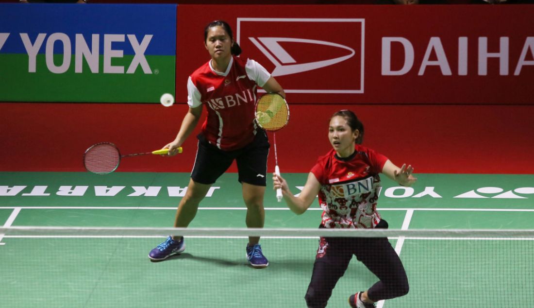 Pebulu tangkis ganda putri Indonesia Lanny Tria Mayasari dan Ribka Sugiarto saat bertanding melawan pebulu tangkis ganda Putri India Tanisha Crasto dan Ashwini Ponnappa pada turnamen Daihatsu Indonesia Masters 2023 di Istora Gelora Bung Karno, Jakarta, Kamis (26/1). Lanny Tria Mayasari dan Ribka Sugiarto kalah atas Tanisha Crasto dan Ashwini Ponnappa dengan skor 21-19, 18-21 dan 21-23. - JPNN.com