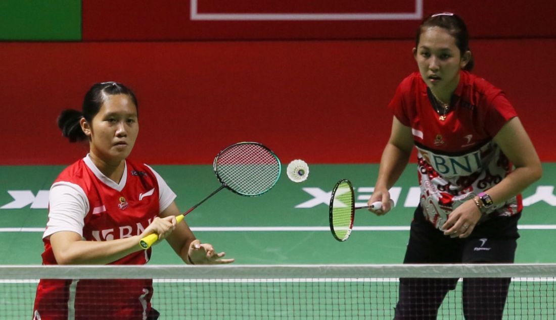 Pebulu tangkis ganda putri Indonesia Lanny Tria Mayasari dan Ribka Sugiarto saat bertanding melawan pebulu tangkis ganda Putri India Tanisha Crasto dan Ashwini Ponnappa pada turnamen Daihatsu Indonesia Masters 2023 di Istora Gelora Bung Karno, Jakarta, Kamis (26/1). Lanny Tria Mayasari dan Ribka Sugiarto kalah atas Tanisha Crasto dan Ashwini Ponnappa dengan skor 21-19, 18-21 dan 21-23. - JPNN.com