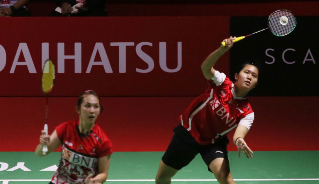 Pebulu tangkis ganda putri Indonesia Lanny Tria Mayasari dan Ribka Sugiarto saat bertanding melawan pebulu tangkis ganda Putri India Tanisha Crasto dan Ashwini Ponnappa pada turnamen Daihatsu Indonesia Masters 2023 di Istora Gelora Bung Karno, Jakarta, Kamis (26/1). Lanny Tria Mayasari dan Ribka Sugiarto kalah atas Tanisha Crasto dan Ashwini Ponnappa dengan skor 21-19, 18-21 dan 21-23. - JPNN.com