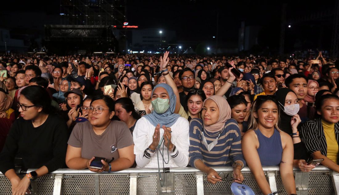 Fan Band Sheila On 7 saat menonton konser Tunggu Aku di Jakarta di JiExpo Kemayoran, Jakarta, Sabtu (28/1). - JPNN.com