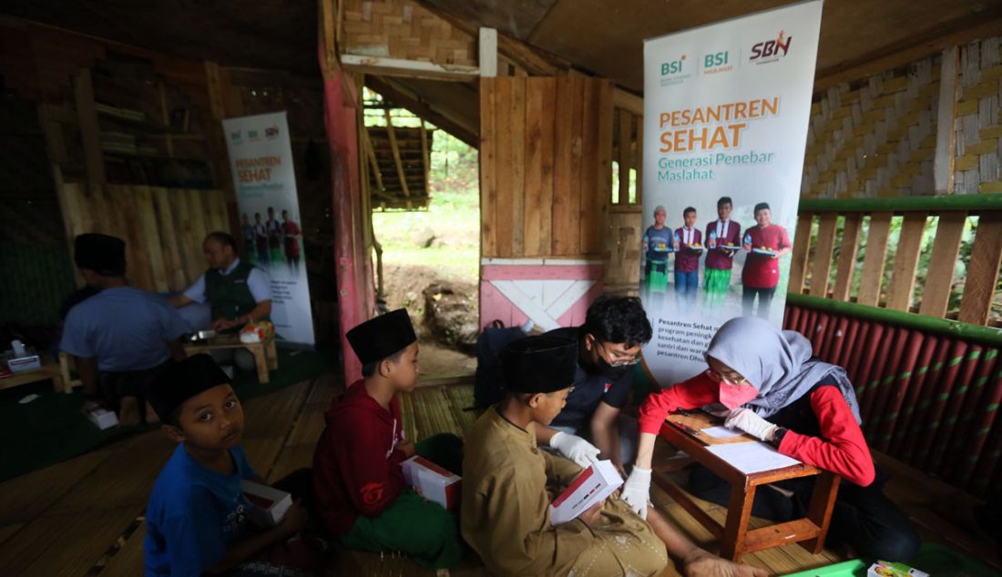 Tim medis BSI Maslahat saat melakukan pemeriksaan kesehatan santi di Pondok Pesantren (ponpes) Tarbiyatul Ziqro, Kampung Kaung Luwuk, Desa Leuwibatu, Rumpin, Kabupaten Bogor, Minggu (29/1). Pemeriksaan kesehatan dan pemberian makanan sehat yang digelar , selama dua pekan ini, adalah program Pesantren Sehat dari BSI Maslahat dengan tujuan meningkatkan status kesehatan gizi para santri di ponpes pedalaman yang jarang terjangkau oleh bantuan. - JPNN.com