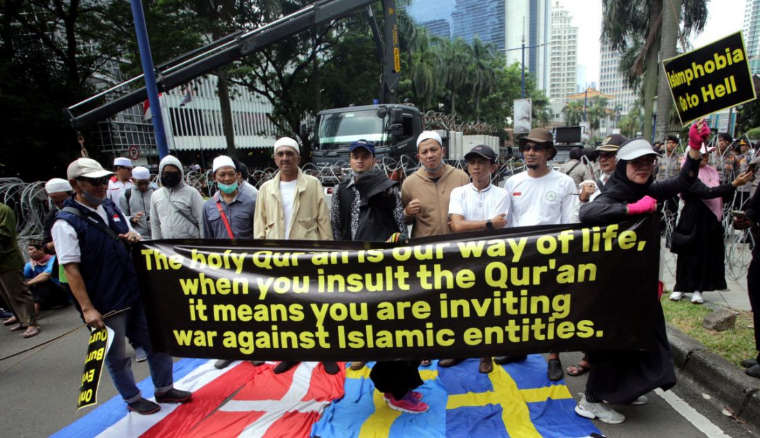 Peserta aksi belajar Al-Qur'an menggelar aksi di depan Kedubes Swedia, Jakarta, Senin (30/1). Mereka protes keras terhadap aksi pembakaran Al-Qur'an yang dilakukan tokoh politik di Swedia, Rasmus Paludan. - JPNN.com