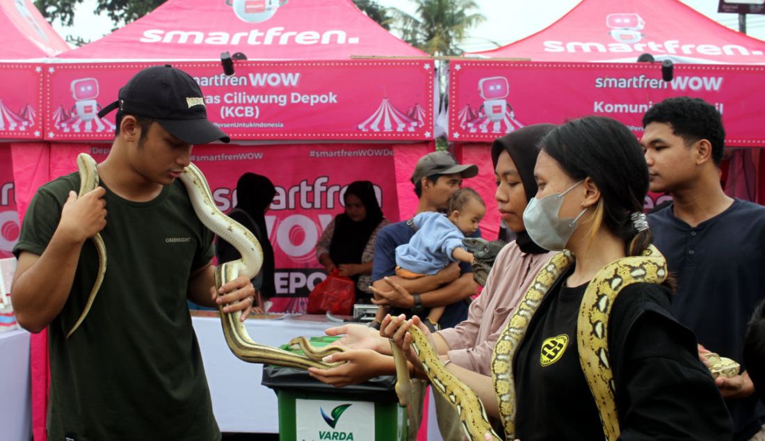 Warga menghadiri festival WOW 100% di Depok, Jawa Barat, Sabtu (28/1). Acara yang merupakan rangkaian dari program Smartfren WOW 100% untuk Indonesia ini diharapkan berkontribusi pada penguatan usaha-usaha lokal serta menumbuhkan mereka menjadi juara di Indonesia. - JPNN.com