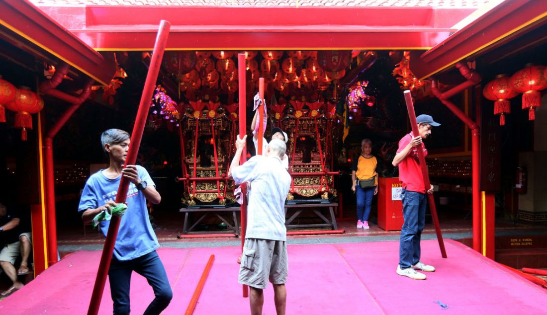 Pekerja menghias tandu dewa (joli) di Vihara Dhanagun, Kota Bogor, Jawa Barat, Kamis (2/2). Berbagai persiapan dilakukan pengurus Vihara Dhanagun, Bogor menjelang Capgome 2023 pada 5 Februari mendatang. - JPNN.com