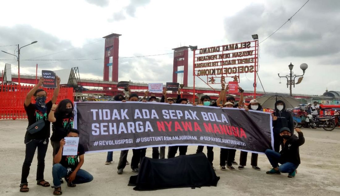 Suporter Sriwijaya FC yang tergabung dalam Gerakan Sepak Bola untuk Rakyat (GSR) melakukan Aksi Menolak Lupa Tragedi Kanjuruhan di depan Taman Ampera, Kota Palembang, Kamis (2/2). Peserta aksi menyerukan agar kasus tragedi yang menewaskan 135 nyawa segera dituntaskan dan mendorong revolusi PSSI karena melihat kondisi sepak bola Indonesia yang kurang baik. - JPNN.com