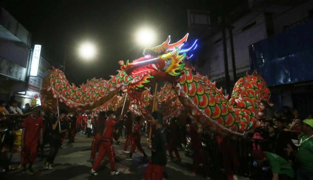 Sejumlah warga keturunan Tionghoa menampilkan tarian Naga pada acara Bogor Street Festival CGM 2023 ajang pemersatu bangsa di Jalan Surya Kencana, Kota Bogor, Jawa Barat, Minggu (5/2). - JPNN.com
