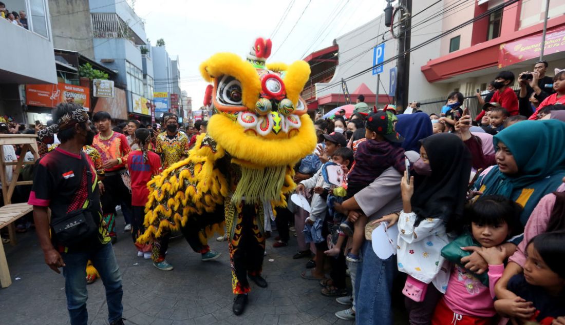 Sejumlah warga keturunan Tionghoa menampilkan tarian singa pada acara Bogor Street Festival CGM 2023 ajang pemersatu bangsa di Jalan Surya Kencana, Kota Bogor, Jawa Barat, Minggu (5/2). - JPNN.com