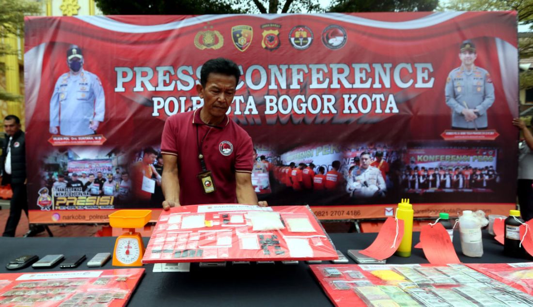 Petugas saat menunjukkan barang bukti saat merilis pengungkapan kasus penyalahgunaan narkotika di Mako Polresta Bogor Kota, Kota Bogor, Jawa Barat, Selasa (7/2). - JPNN.com